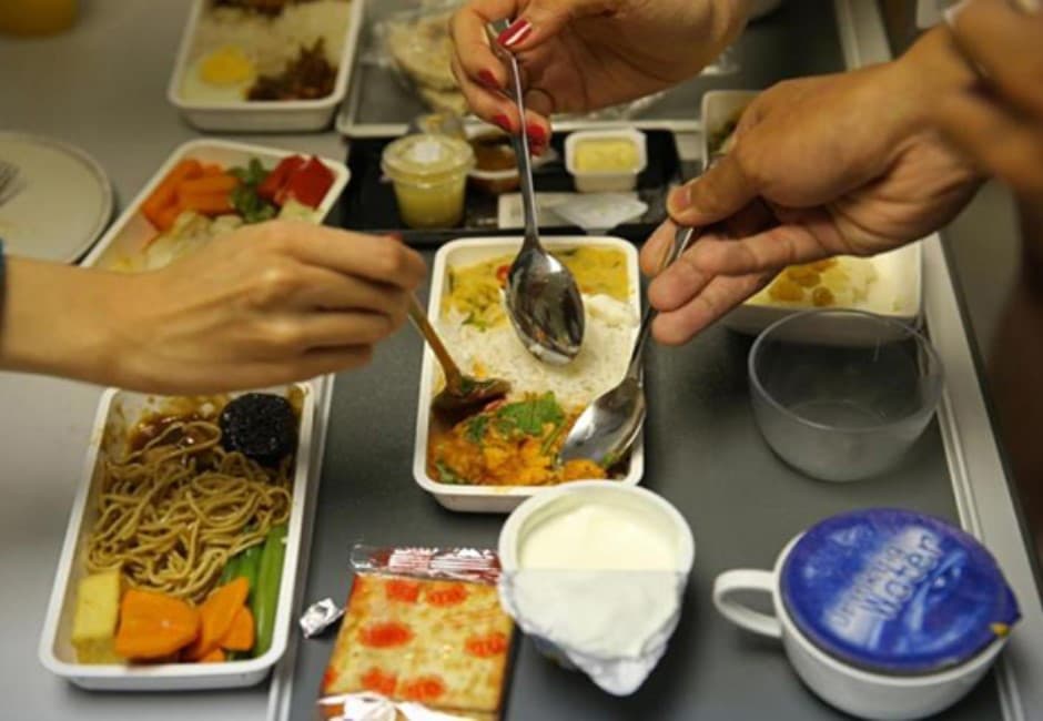 飛機餐難吃怪空廚?專家點出3原因害你味覺失靈