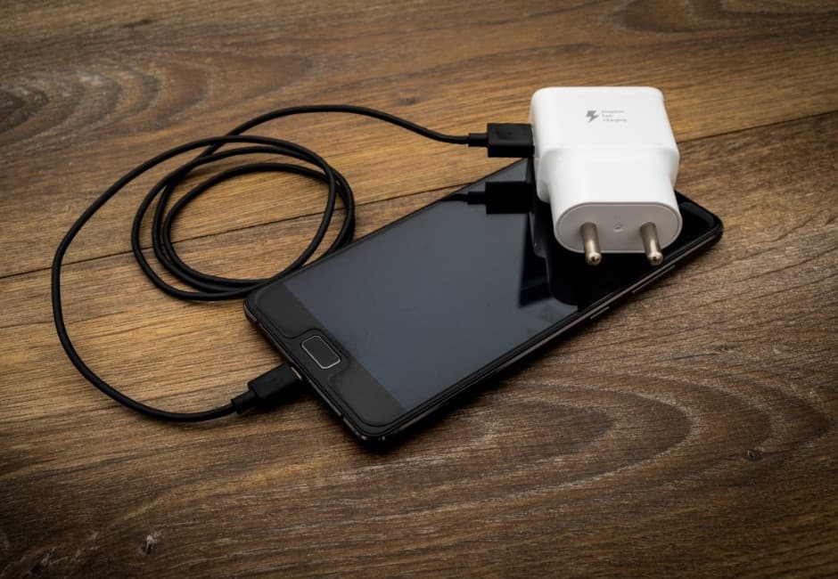 難怪手機電池一下就陣亡!2大「充電地雷」你一定也曾犯錯