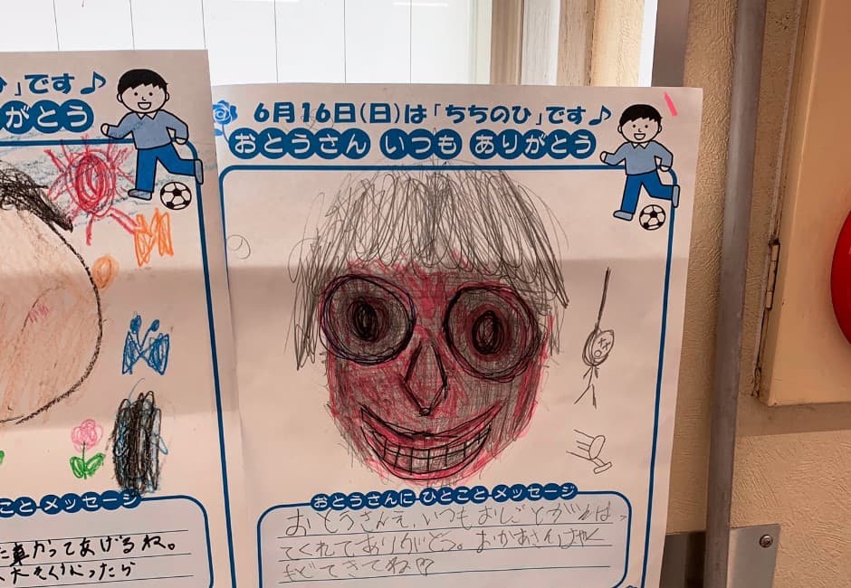 小學畫作驚見「裂嘴血面」父親!網友憂不單純:背後有人上吊