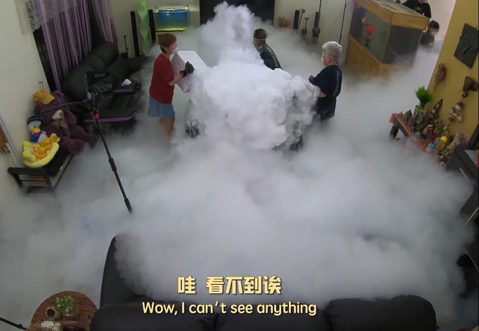 阿嬤大玩「70公斤乾冰+熱水」…白煙激噴網驚呆:小心見上帝