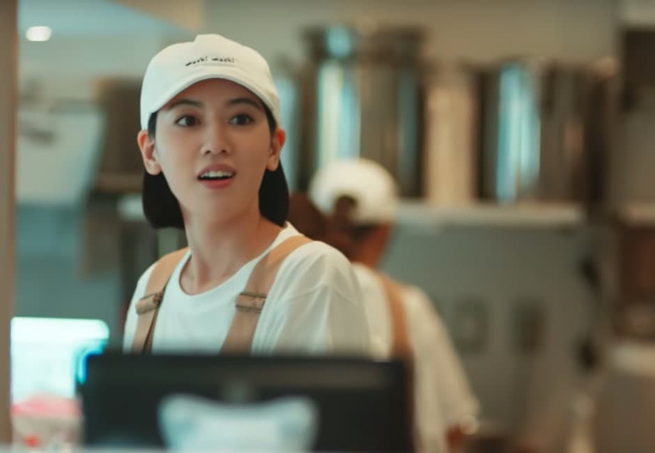 「胡瓜」亂入周董新歌? 周杰倫MV「蜜大腿」女主角引網友熱搜