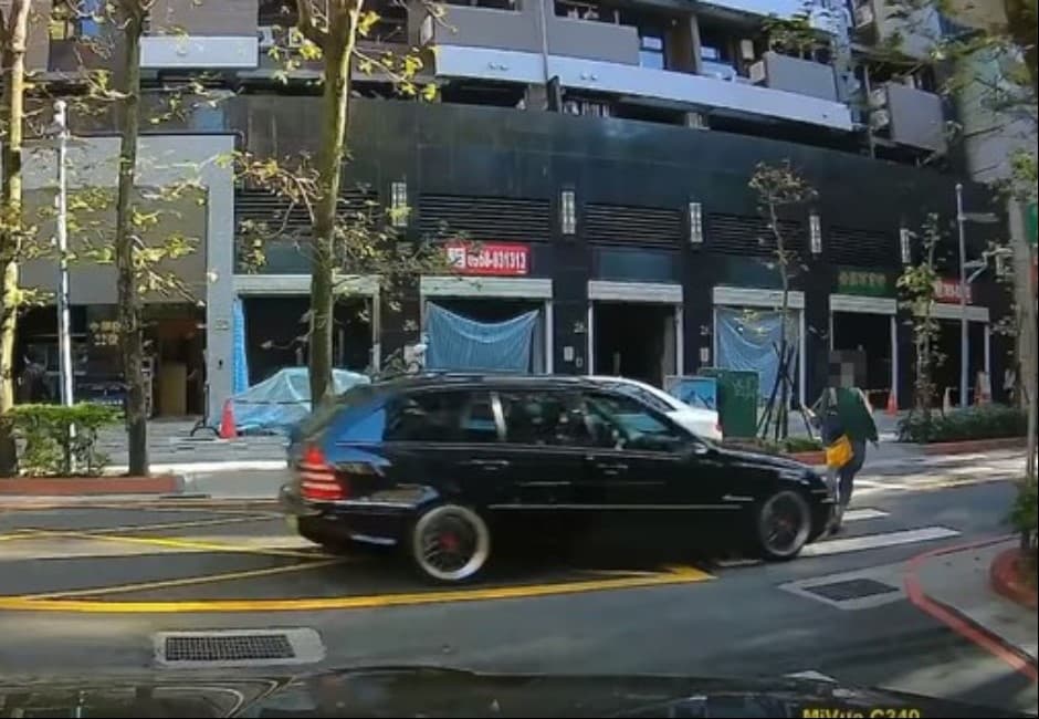 影/走斑馬線照樣被鏟飛!賓士「眼殘0減速」驚悚曝光 網友傻眼到爆