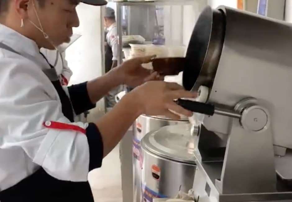 這學校引進「自動炒菜機」!學生抱怨:炒出來的菜沒靈魂