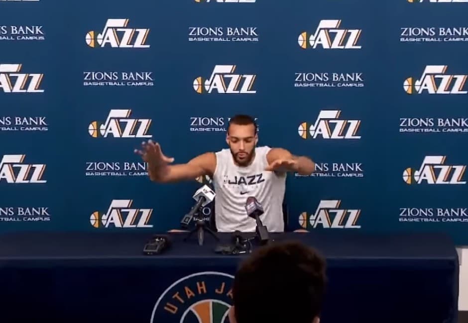 NBA全面停賽!爵士球星確診新冠肺炎 狂摸麥克風畫面曝光