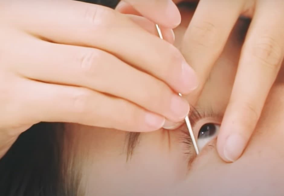 正港「洗眼睛」你敢試嗎?拿銀棒戳眼睛按摩清晰視力 網紅圈瘋開箱體驗:癢癢的!
