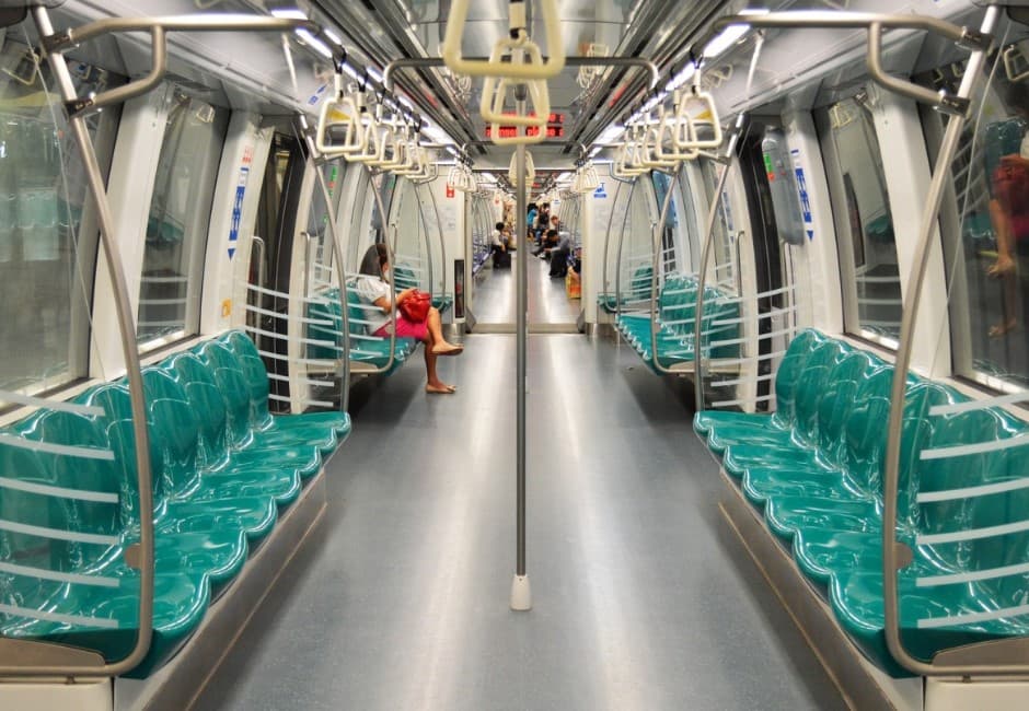 有座位也寧願用站的!網友分享捷運一神位「超有安全感」