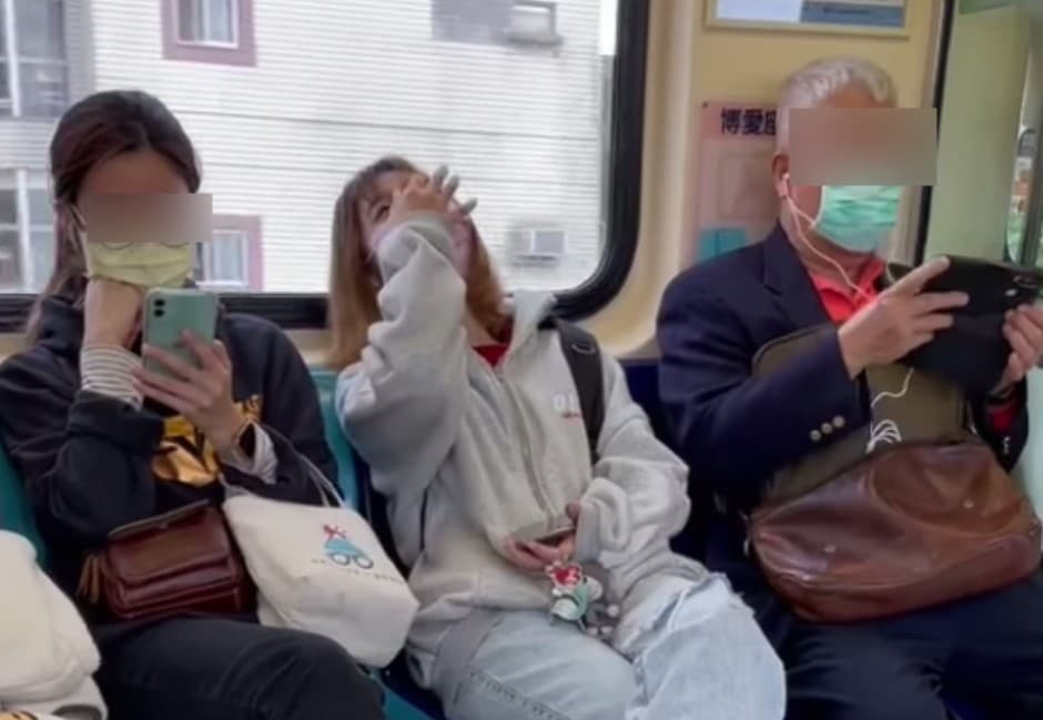 有片/阿北又出事了!耳機沒插好謎片「啊啊聲」傳遍車廂 短髮妹笑到黑姑成焦點