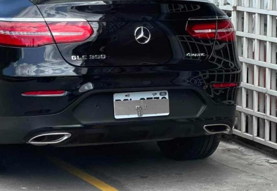 違規魔人新神器?賓士遮車牌神升級「加鎖」 網友驚呼扯:敢停就不要遮!