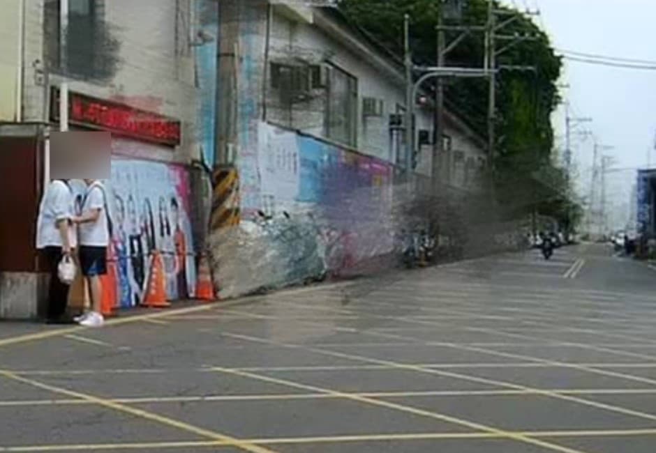 高中門口「男男同學」親吻 他拍照發地方社團問「有什麼感想」挨轟刪文