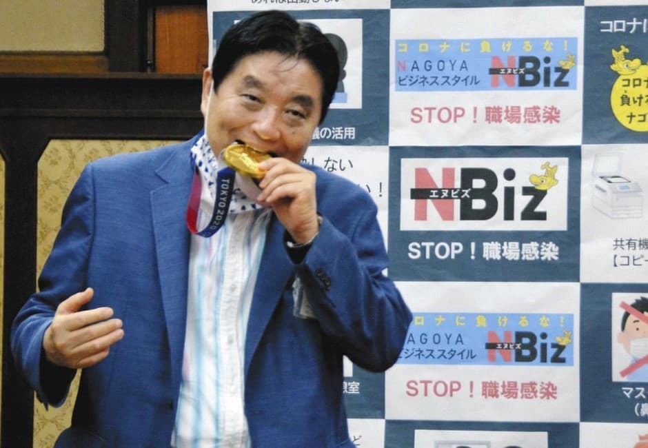 大口咬下好滿足?市長突咬東奧選手金牌:愛的表現 網怒求奧會換一面