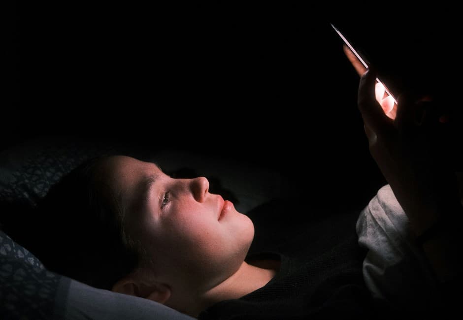 手機藍光其實不會影響睡眠?研究揭「行為」才是重點 這水果竟可改善睡眠?