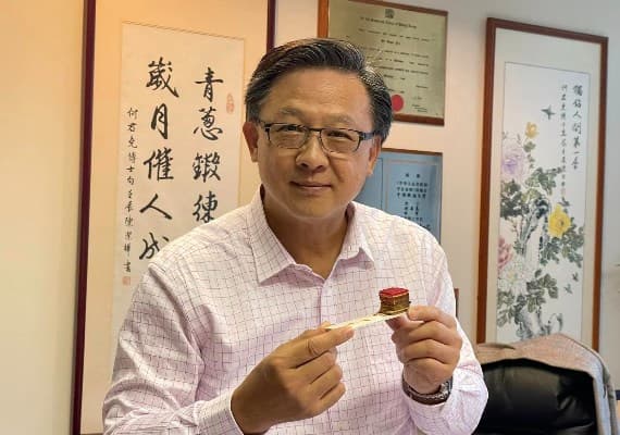 何君堯 (Junius Ho Kwan Yiu)