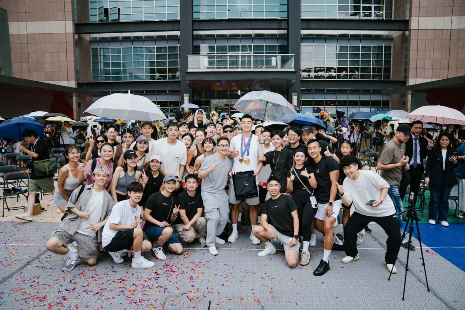 大雨澆不熄球迷熱情!大批粉絲冒雨前往見面會現場