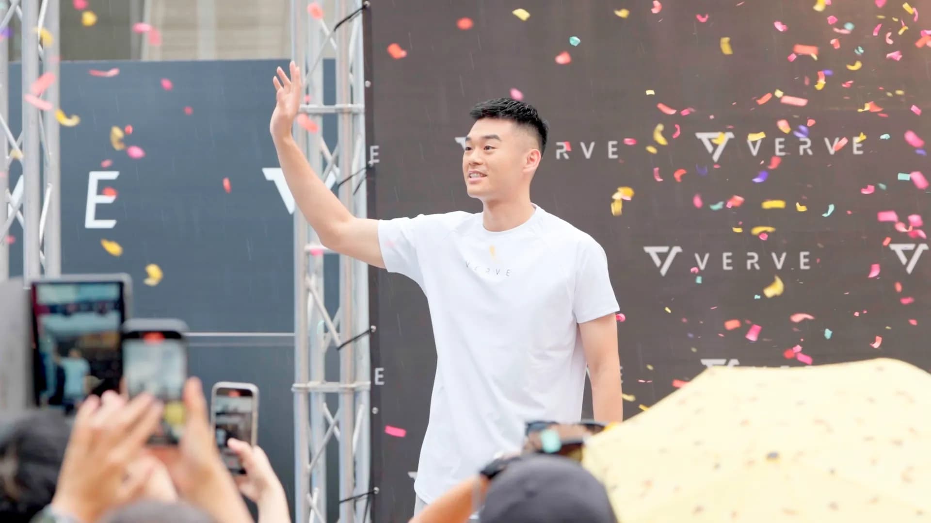 王齊麟見面會遇雨 澆不熄粉絲熱情!霸氣護女友牽拖李洋