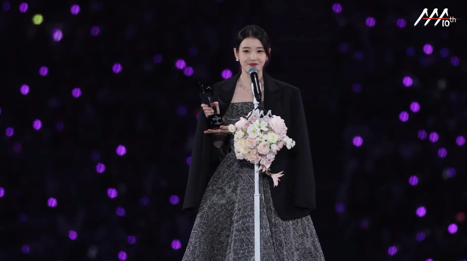 IU橫掃傳奇大賞!謙遜與幽默征服全場