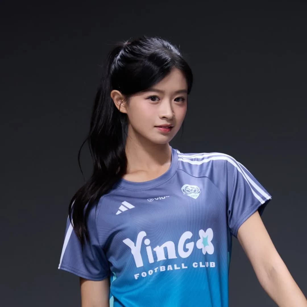 ViuTV 運動女星連家穎(Vian)身穿螢花女足「YinG FOOTBALL CLUB」藍紫色球衣的陽光半身照。