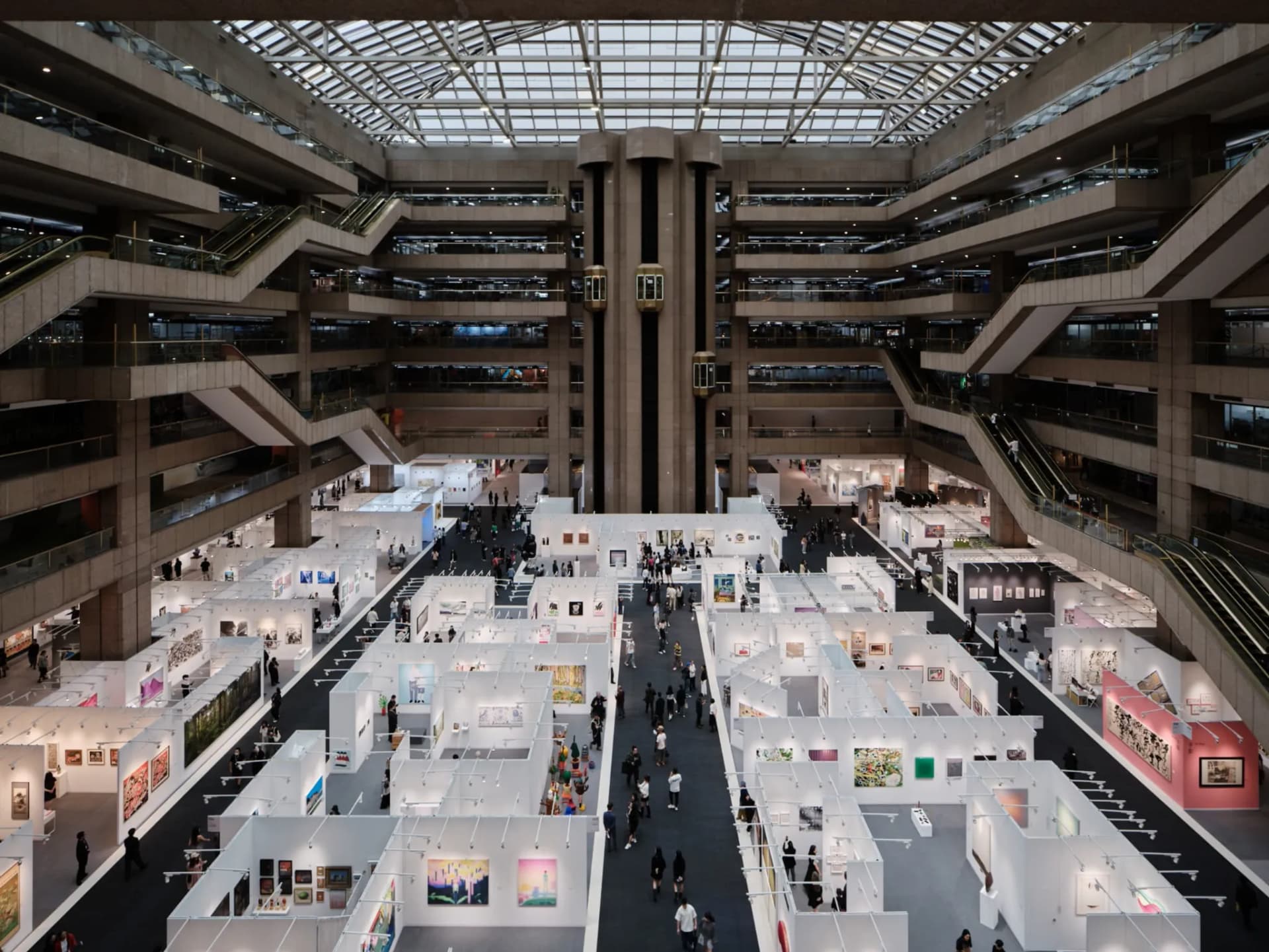 2025台北國際藝術博覽會現場設有多個畫廊展區,展出各類當代藝術作品並吸引民眾參觀。