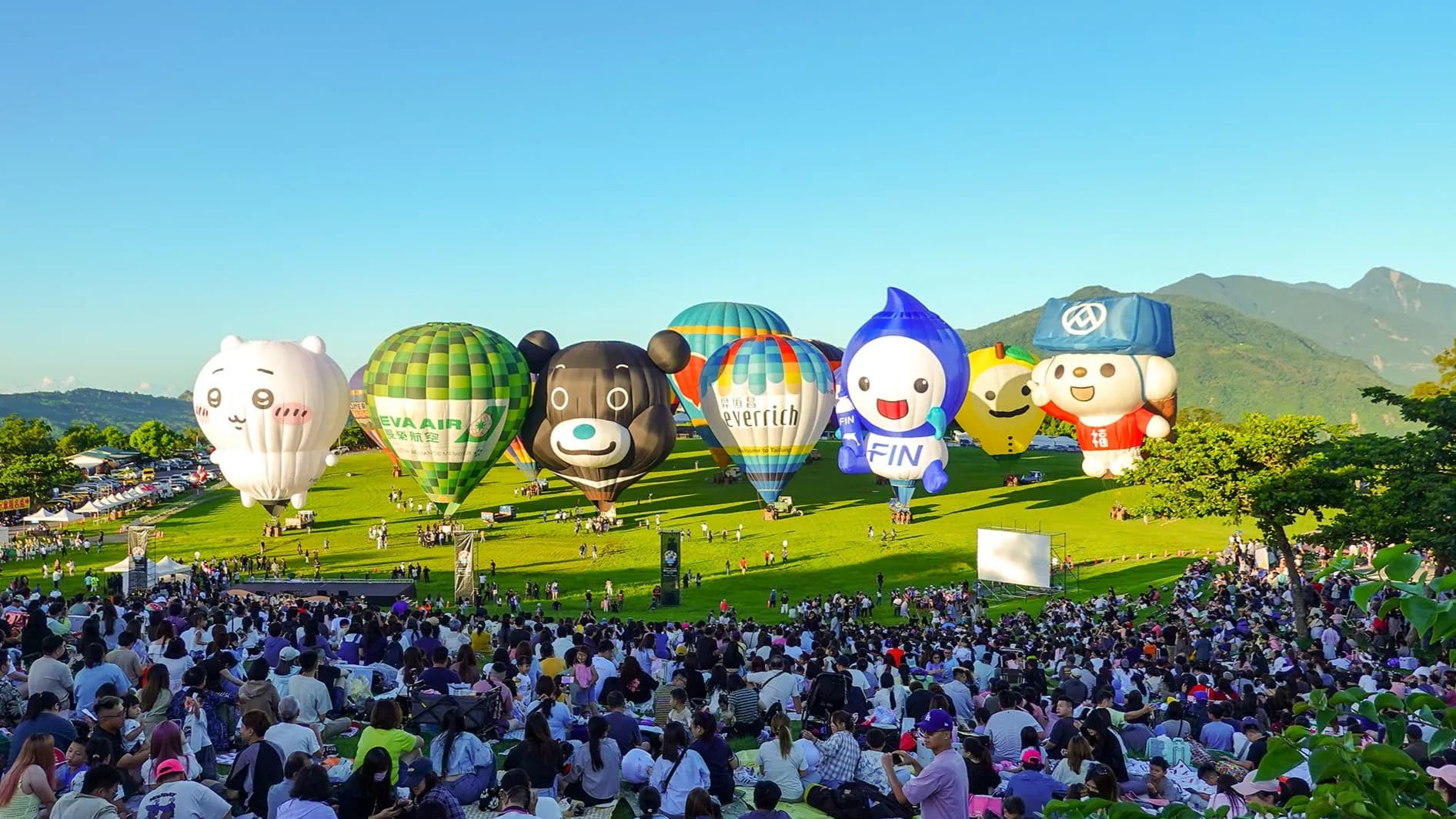 台東鹿野高台多顆造型熱氣球升空,包含吉伊卡哇、熊讚、福利熊等IP角色,現場民眾聚集觀賞。