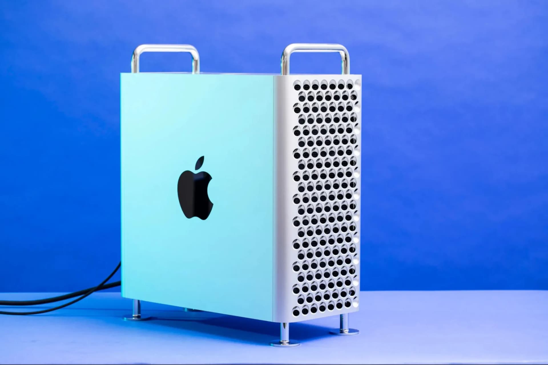 Apple生產的Mac Pro,以其獨特的「刨絲器」金屬網格設計和模組化能力而聞名。