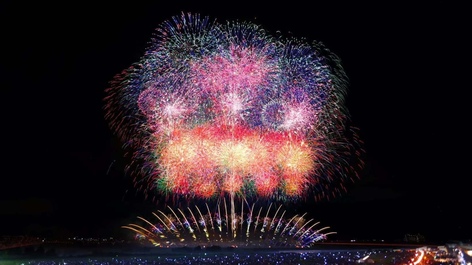 長岡祭大花火大會大型煙火照亮信濃川夜空