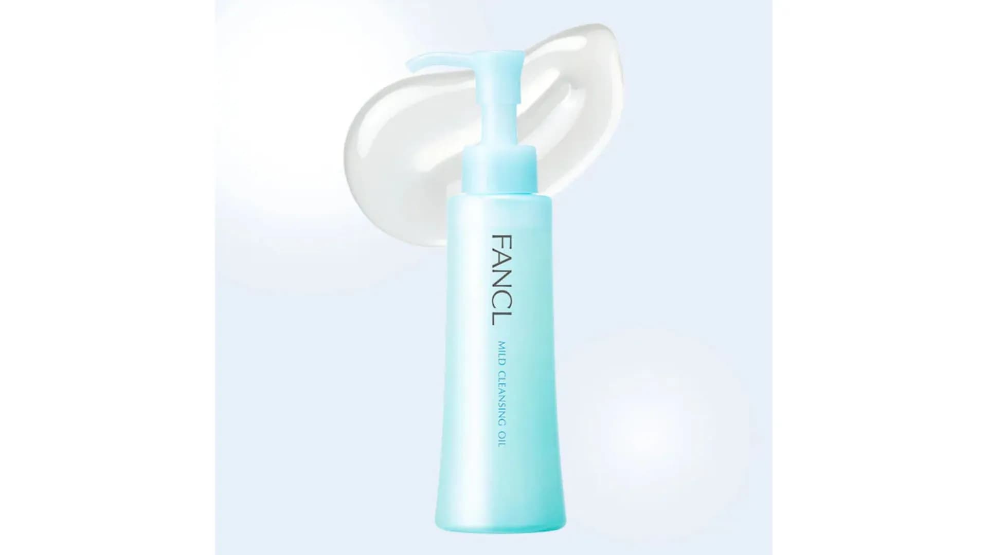 淺藍色壓頭瓶身的 FANCL MILD CLEANSING OIL溫和淨膚卸妝油,背景襯托著透明清澈的卸妝油質地意象。