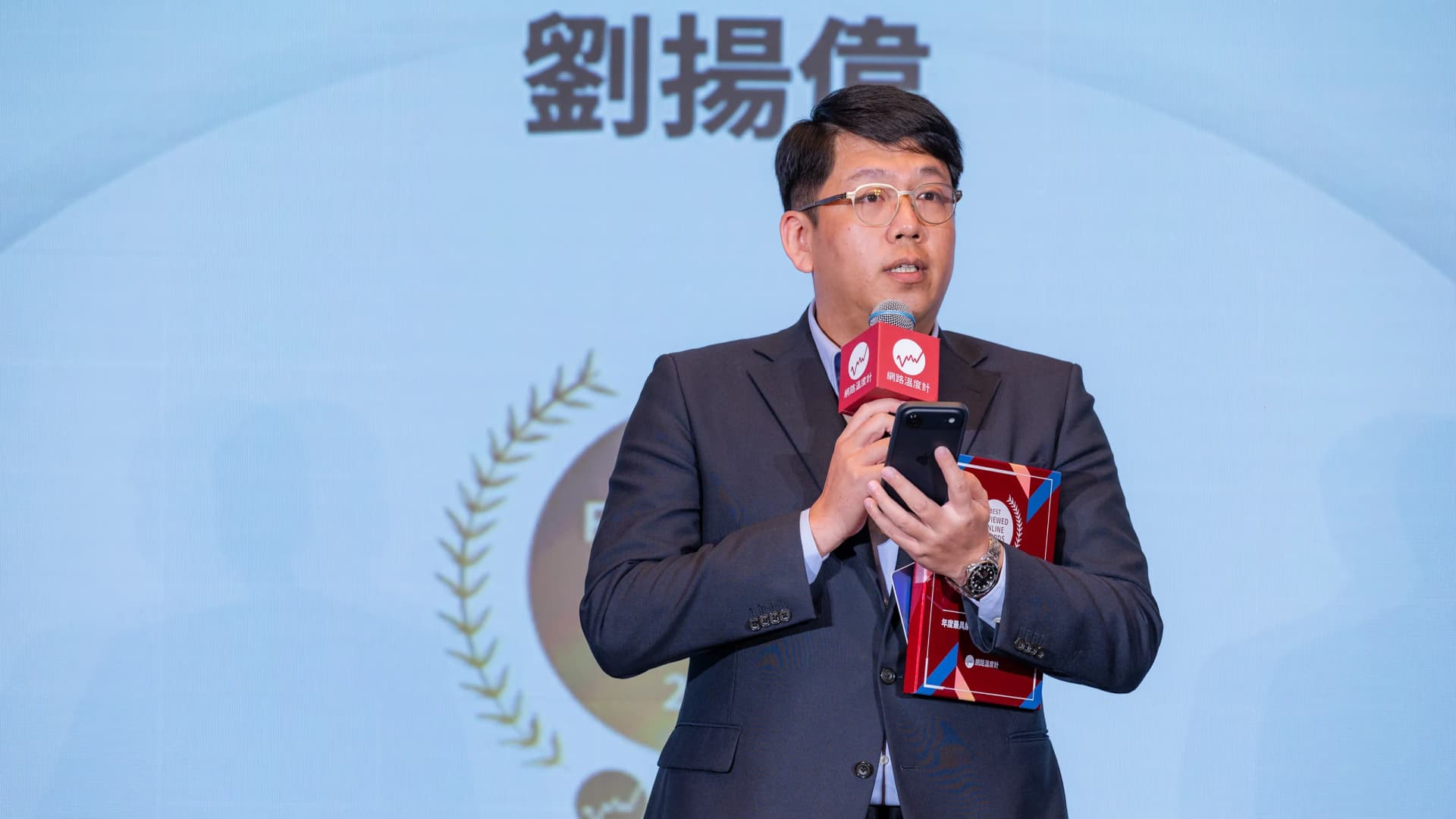 2026年第九屆網路口碑之星頒獎典禮現場照片。畫面詳細展示鴻海科技集團公共關係部主任蔡浩詳代表董事長劉揚偉領取年度企業領袖獎座致詞畫面景致。