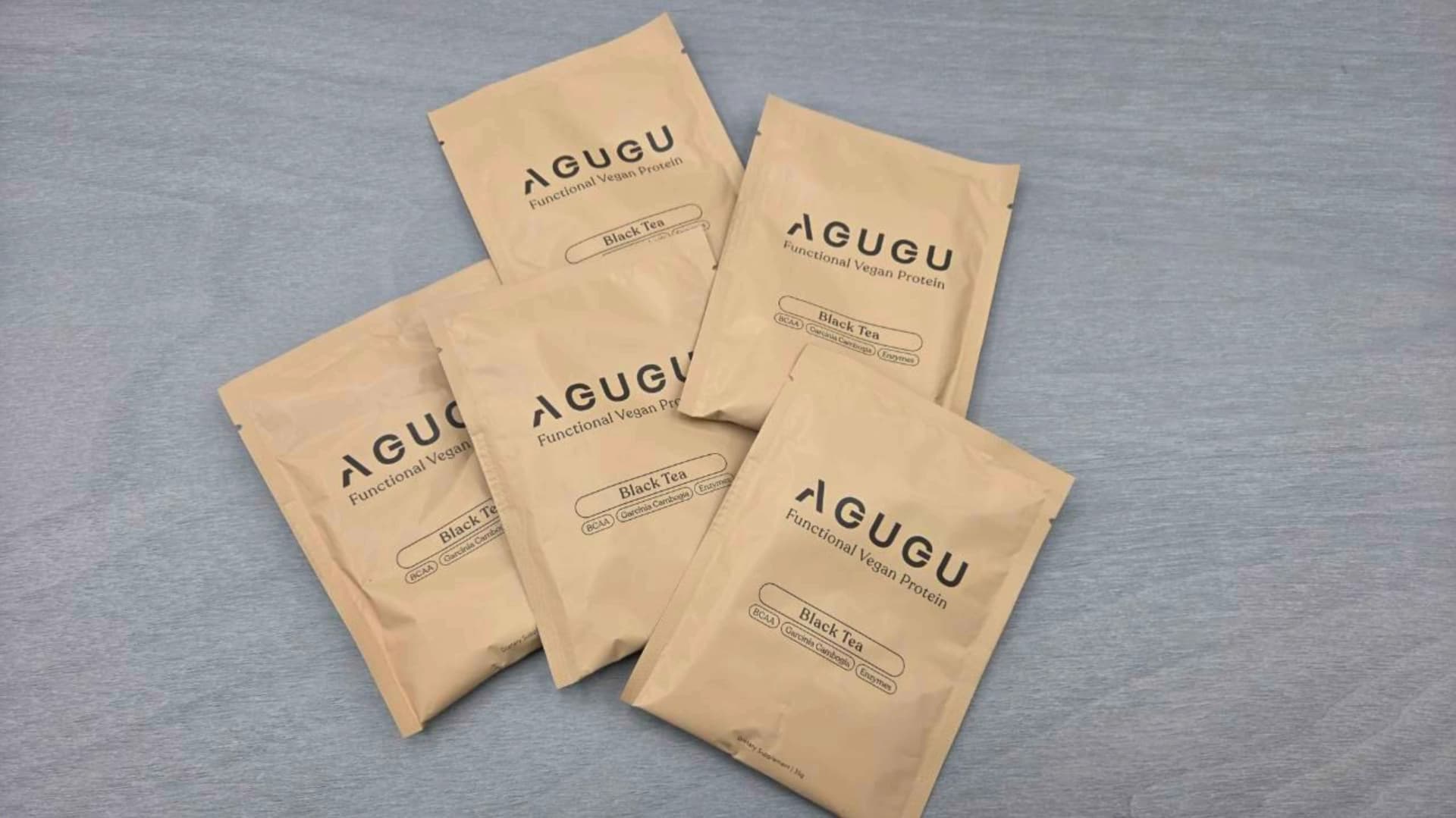 AGUGU品牌紅茶風味機能植物蛋白粉隨身包排列展示。
